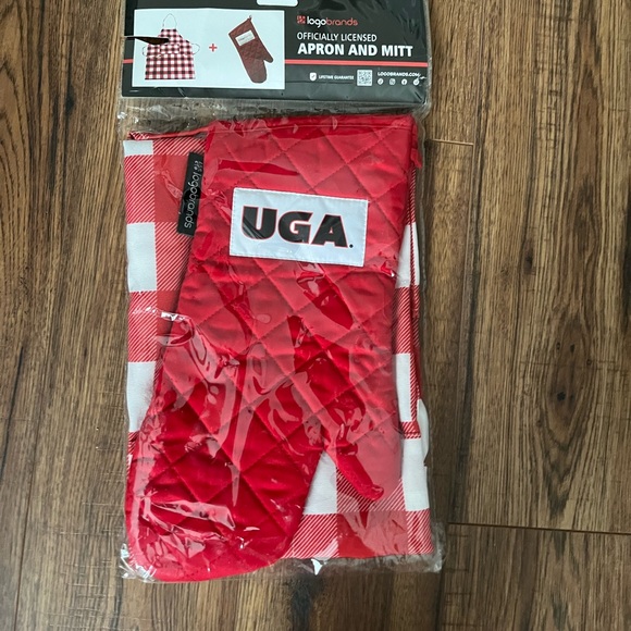 UGA bulldogs apron and oven mitt set - Picture 2 of 2